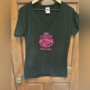 Medieval Times "It's Good to Be Queen" Black V-Neck Tee - Pink Crest. Size XXL